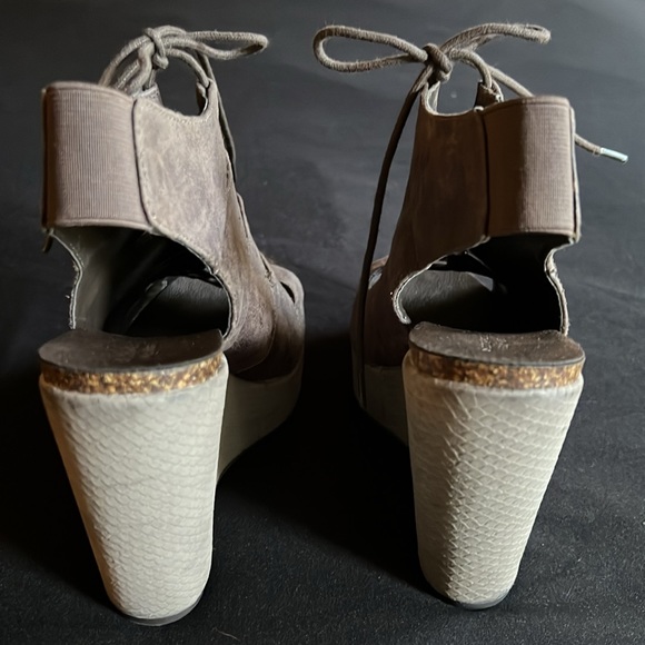 Simply Vera Wang lace up wedge - color is a beautiful Taupe - Picture 3 of 9